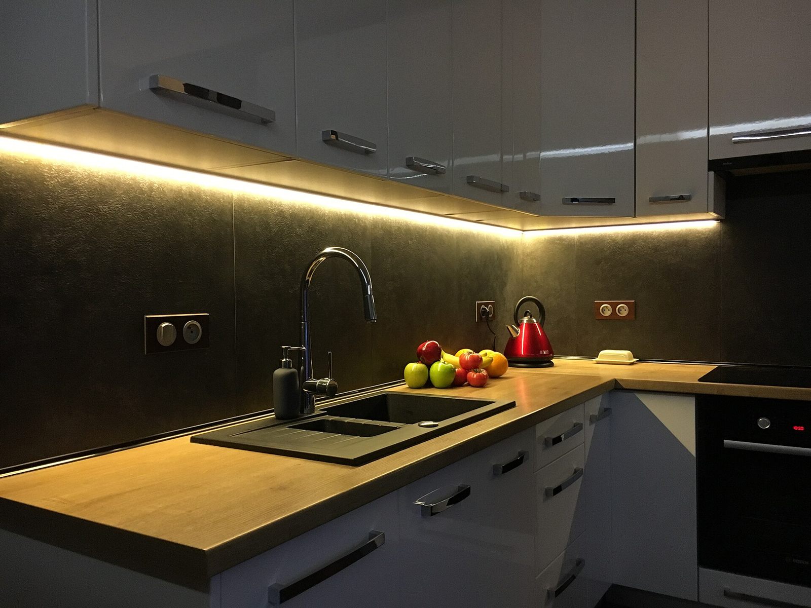 A compact kitchen with clear zones